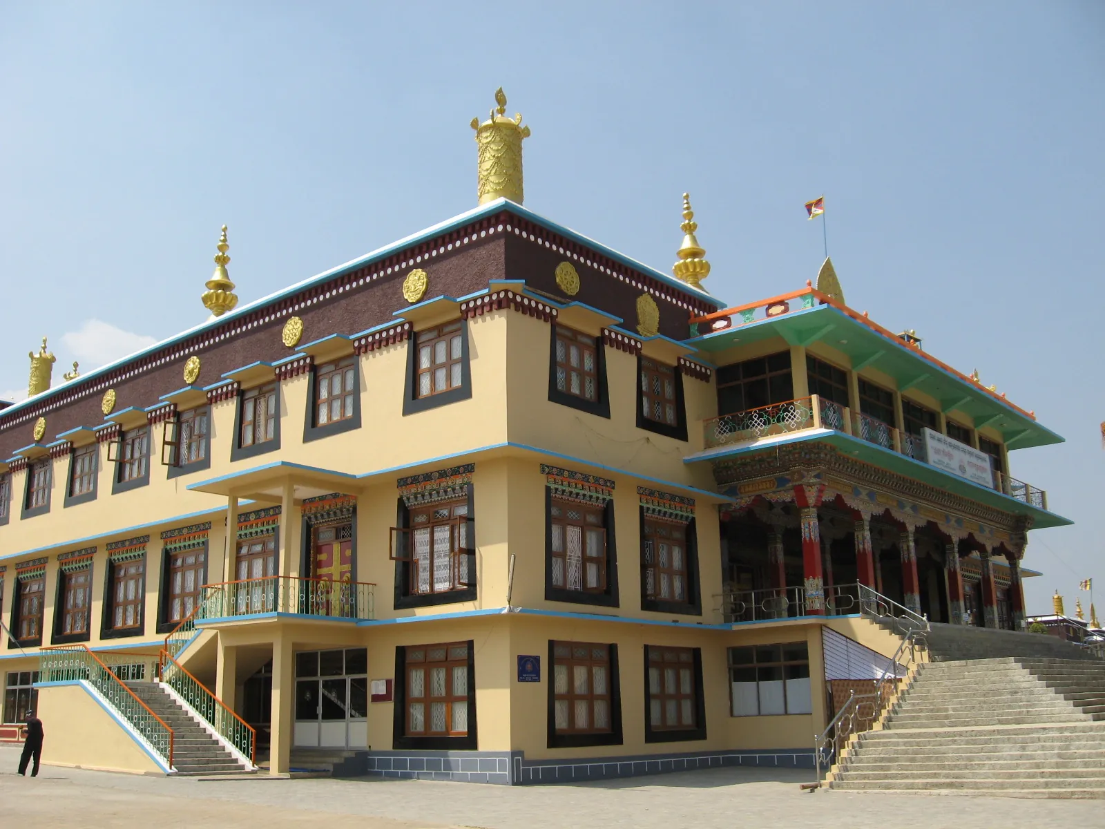 The main institute building of Sera Jey with its gold finials and Tibetan flag